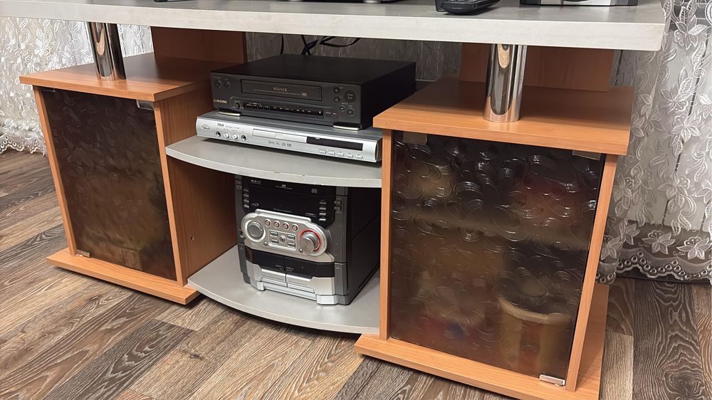 Продам тумбу под телевизор