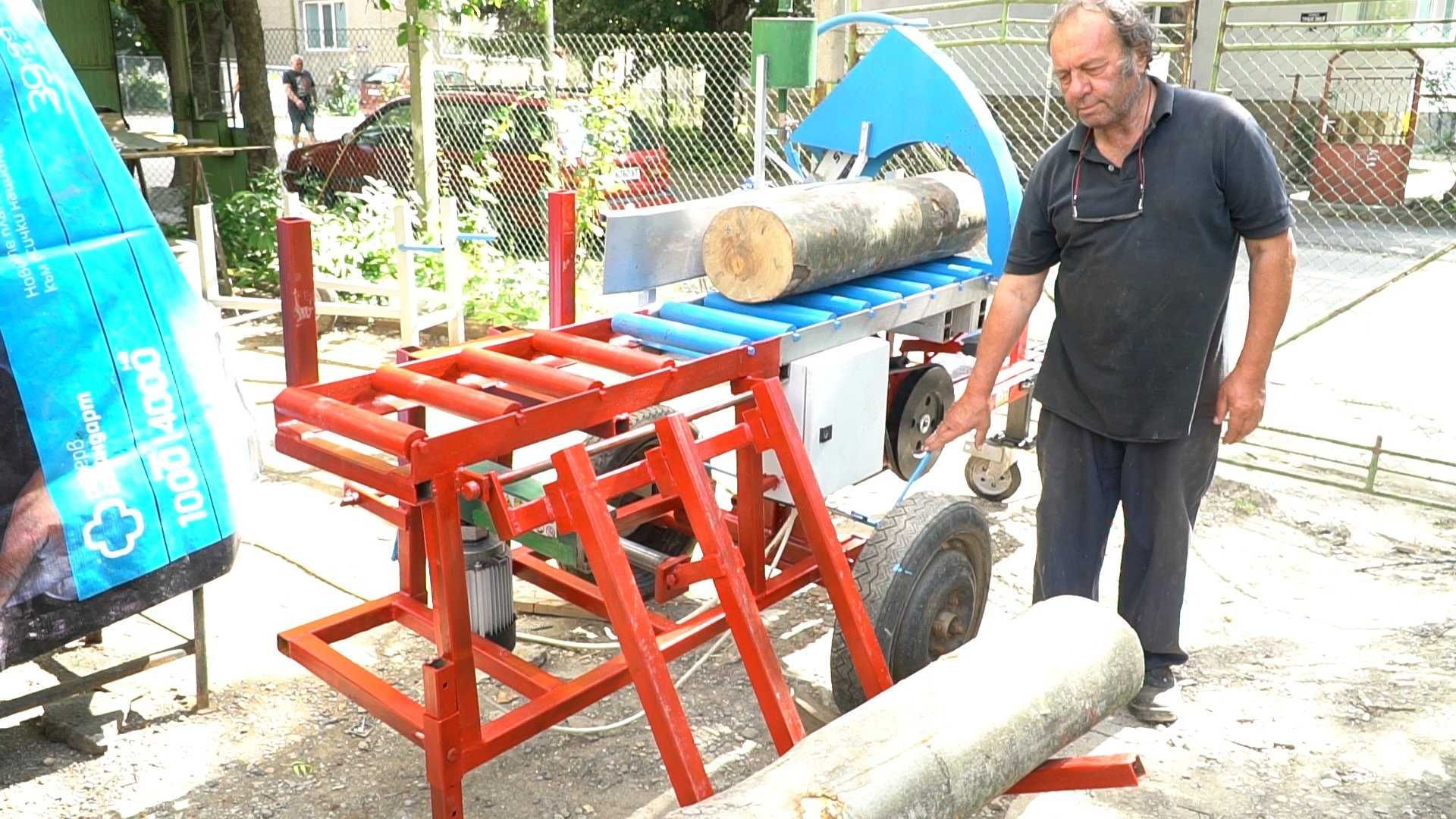 Машина за рязане и цепене на дърва с хидравличен подемник