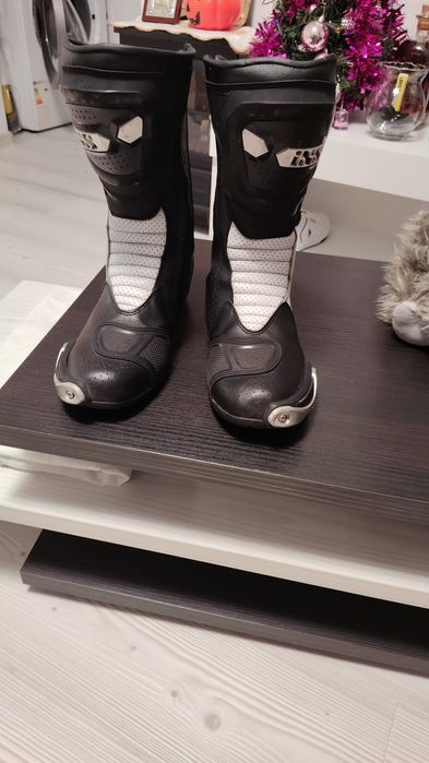 Vând combinizoane moto din doua piese și ghete moto