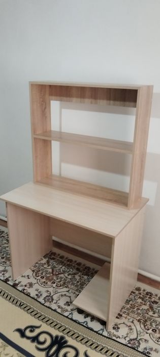 Новый свежий письменный стол