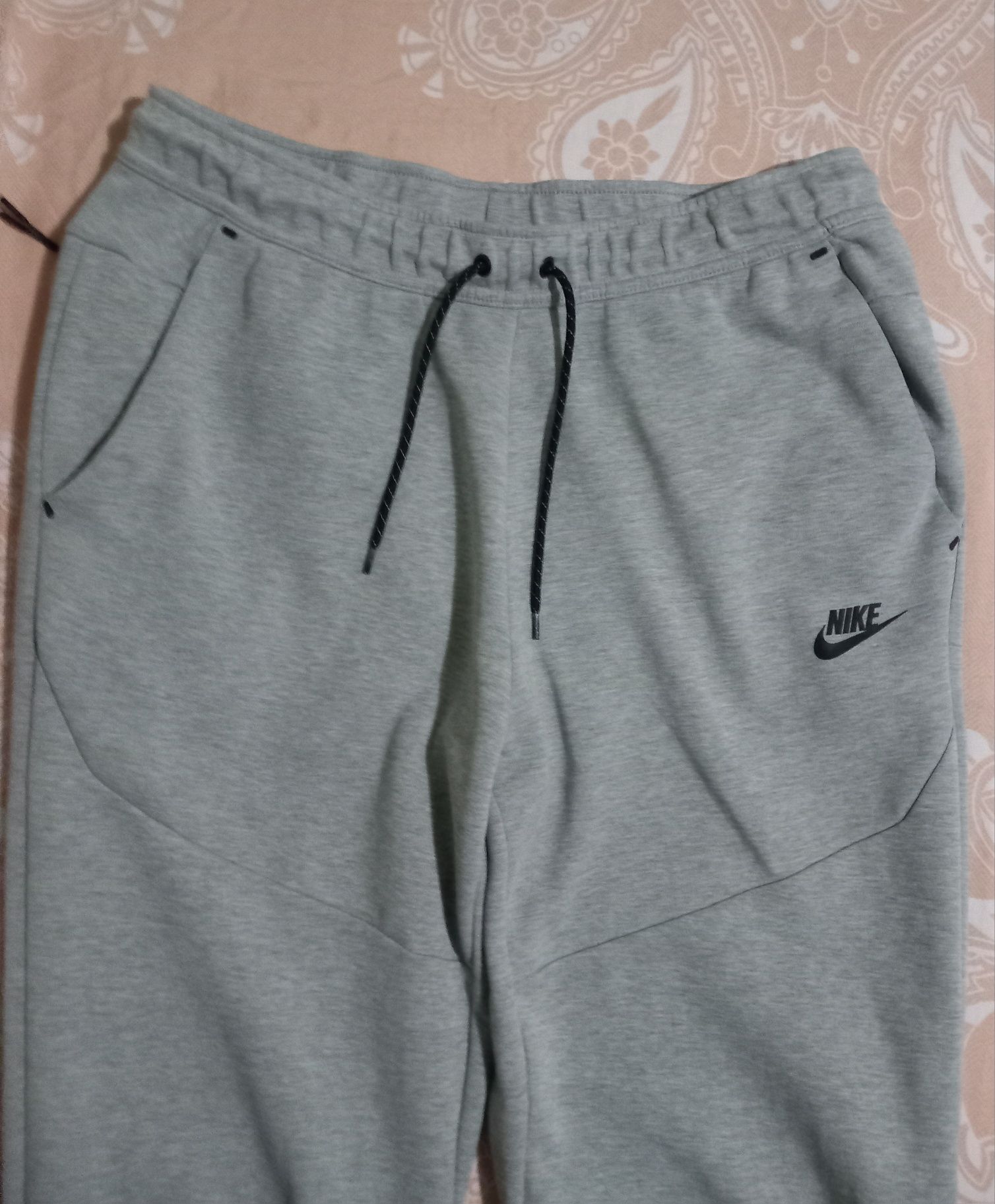 Pantaloni nike ( nu amiri sau essentials)