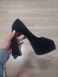 Черни обувки на висок ток