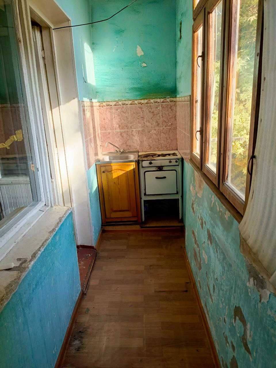 Юнусобад 2 квартал 1 хона, 3 этаж, ғиштли дом.
