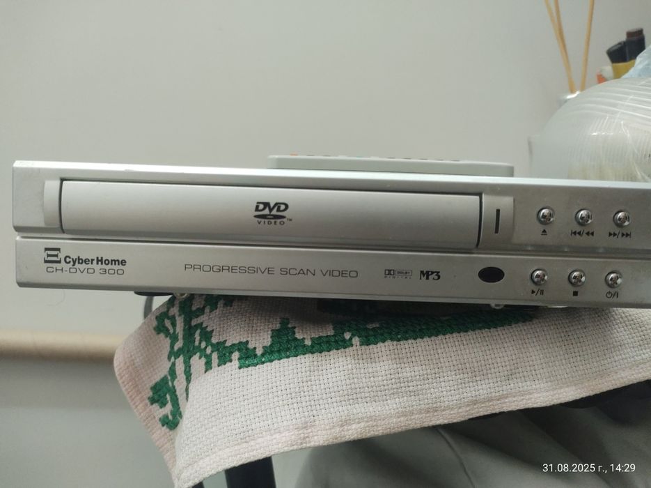 DVD плейър CyberHome CH-DVD 300 с дистанционно – за ремонт