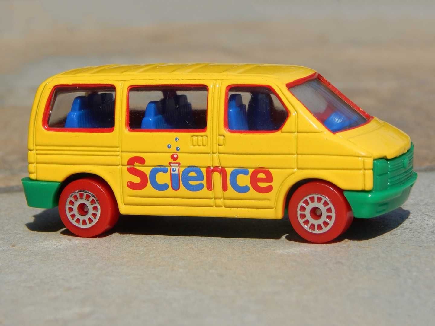 Macheta Volkswagen Transporter T4 1990 scara 1:64