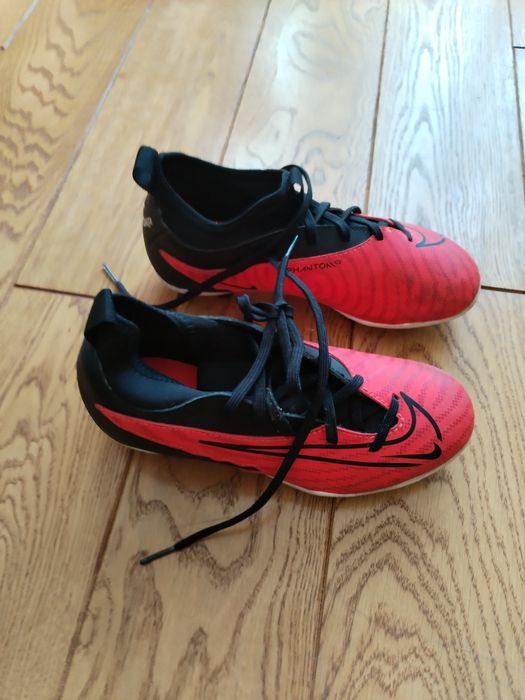 Продавам детски футболни обувки Nike