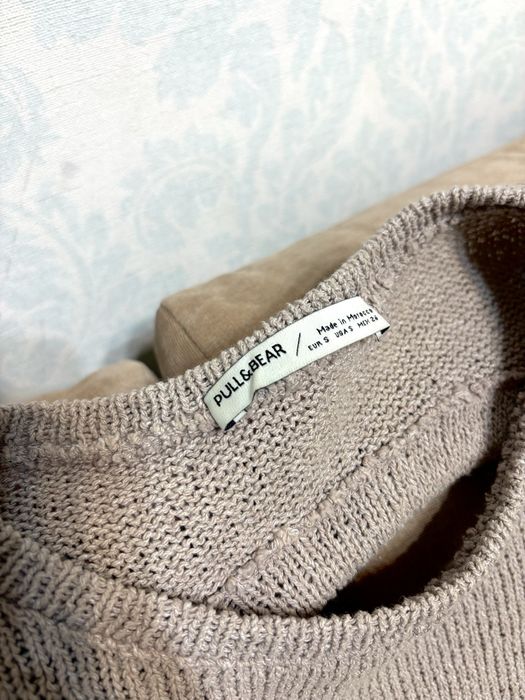 Бежевый пуловер с вырезом