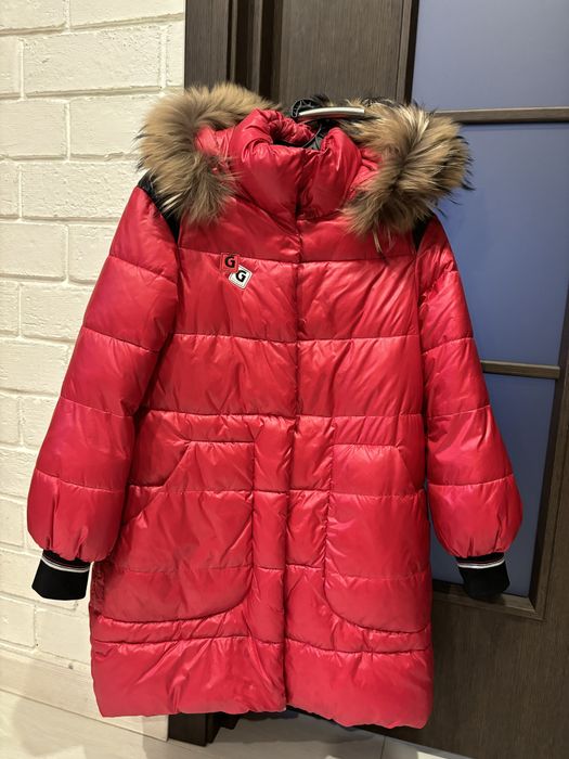 Продам пуховик , рост 146 см, цвет красный, мех натуральный