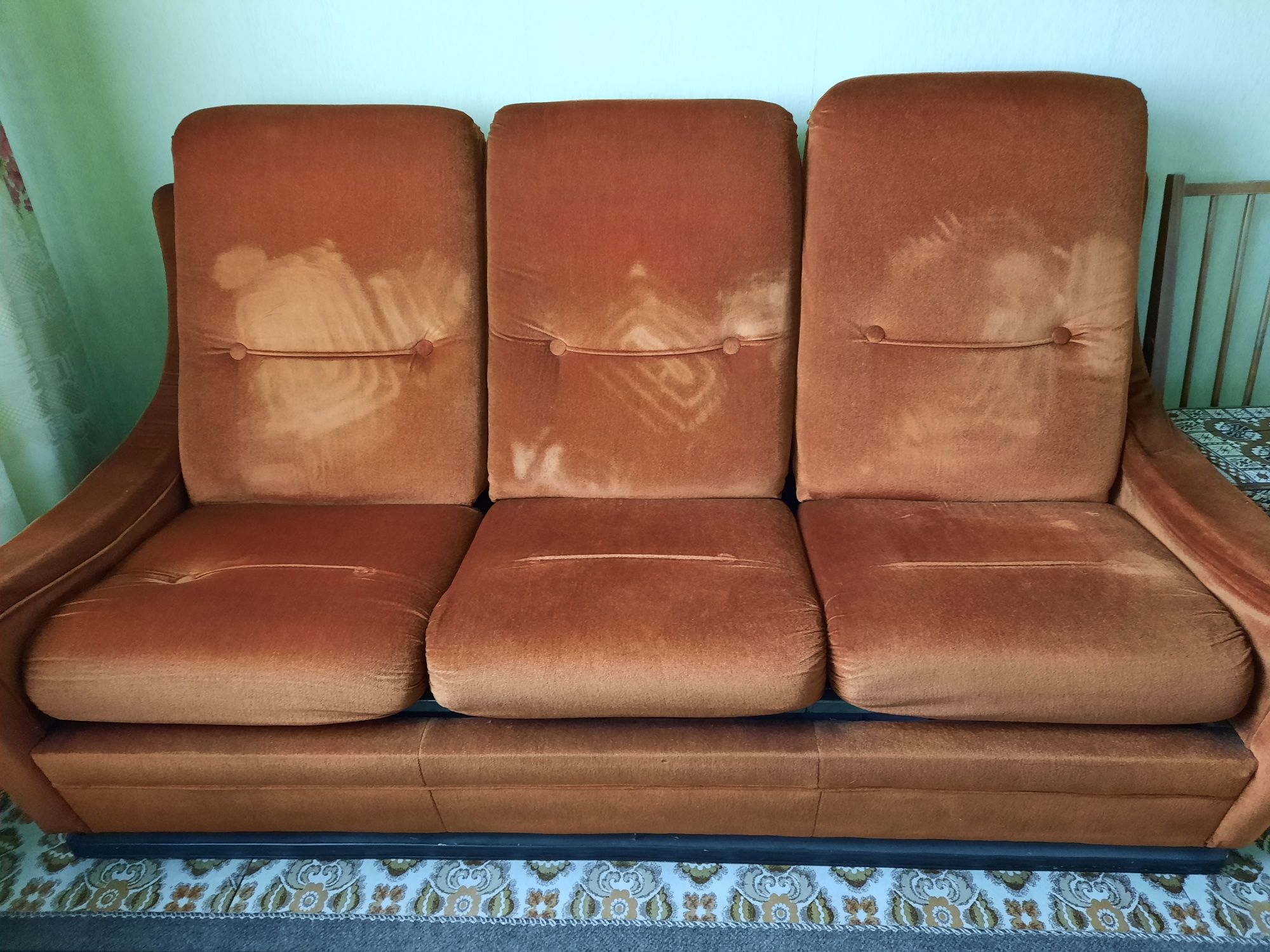 Продам диван кровать, круглый стол.