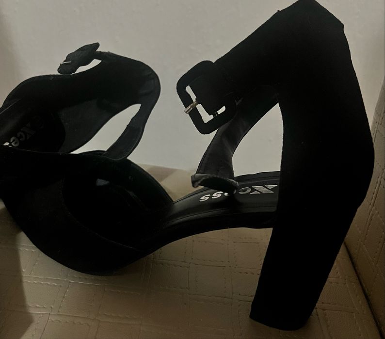 Черни велурени обувки на нисък ток, стилето, елегантни и удобни