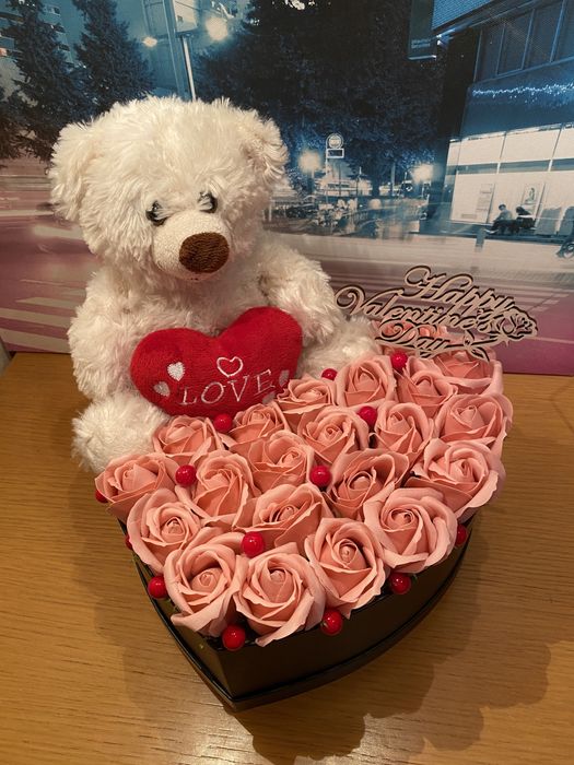 Aranjamente cu flori de sapun si ursuleti din trandafiri de spuma