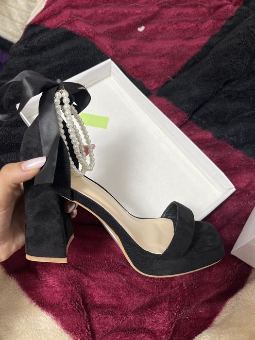 Sandale cu toc gros si platforma se leaga cu funda marime 37