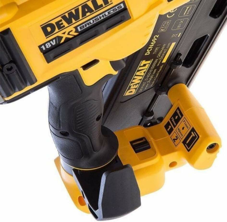 Такер за пирони DeWALT DCN692N 50/90мм