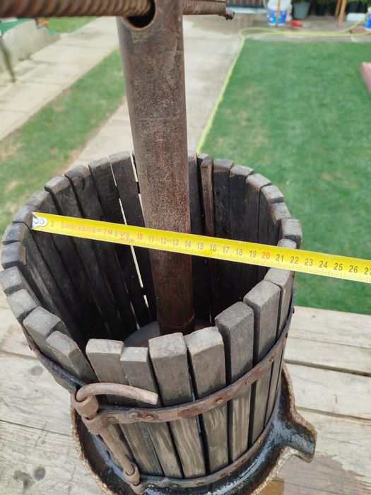 Vând presă struguri