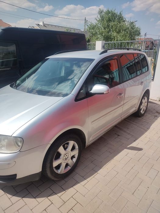 Vând Volkswagen Touran