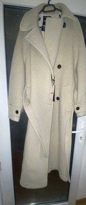 Palton nou cu eticheta