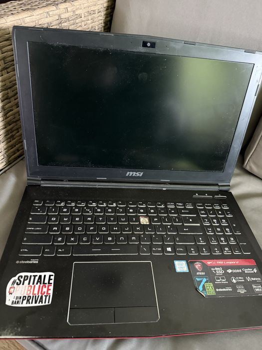 Vand laptop  stricat