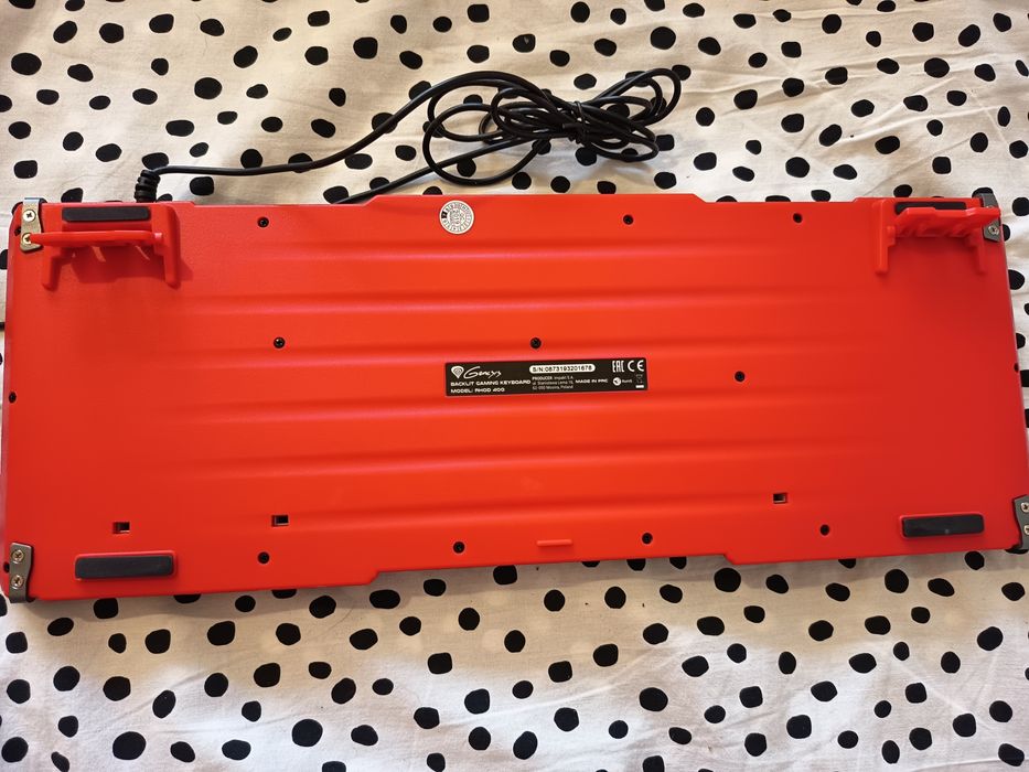 Клавиатура, слушалки и игра