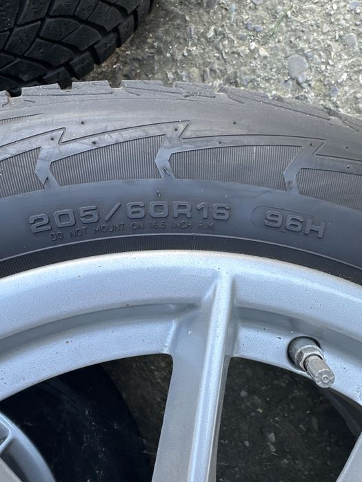 Jante originale BMW cu cauciuri de iarna GoodYear 205/60R16