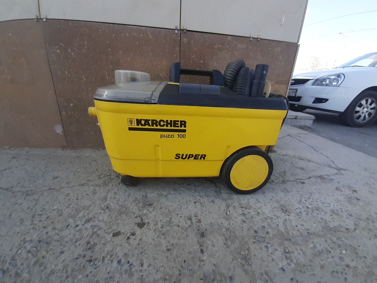 Продам профессиональное моющий пылесос KARCHER PUZZI  100