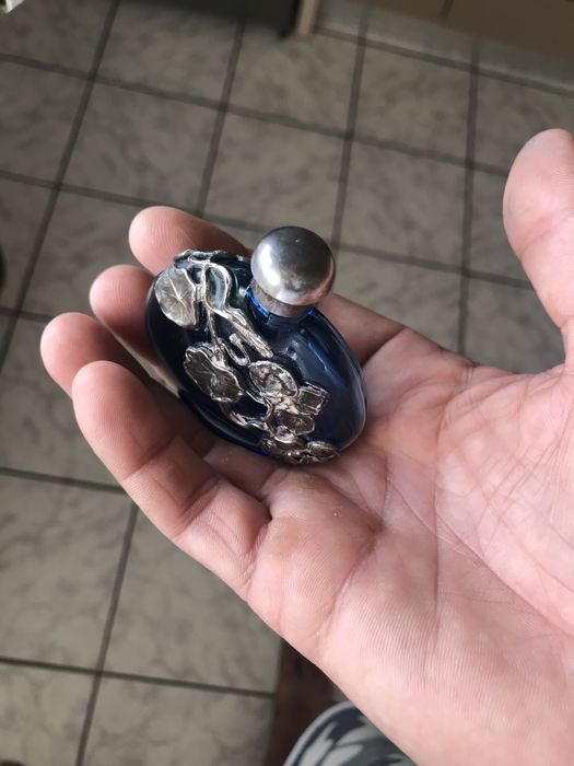Sticluta, sticla veche, din cobalt cu capac si ornament argint