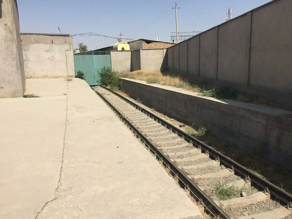 Продаётся 1 га производственная база.