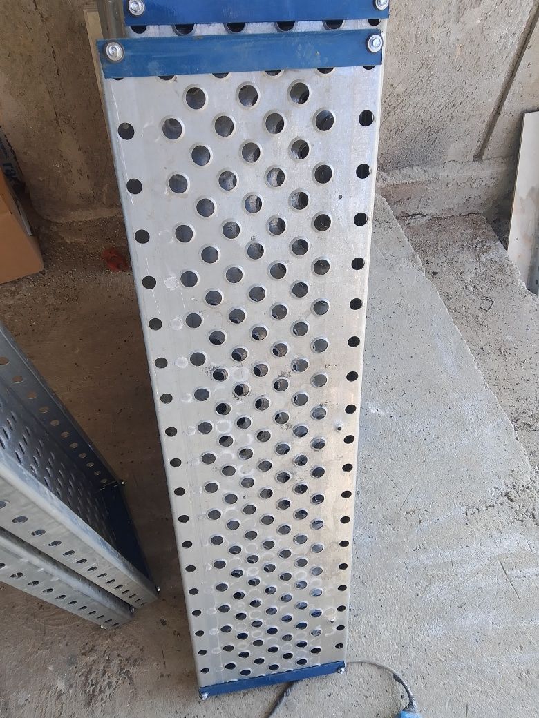 Vând trepte zincate metalice dacă va interesează sunaț la Nr de telefo