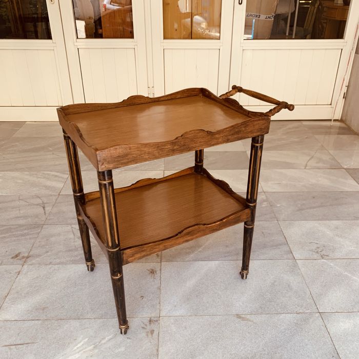 Винтидж масичка на колелца-сервира стил и чар