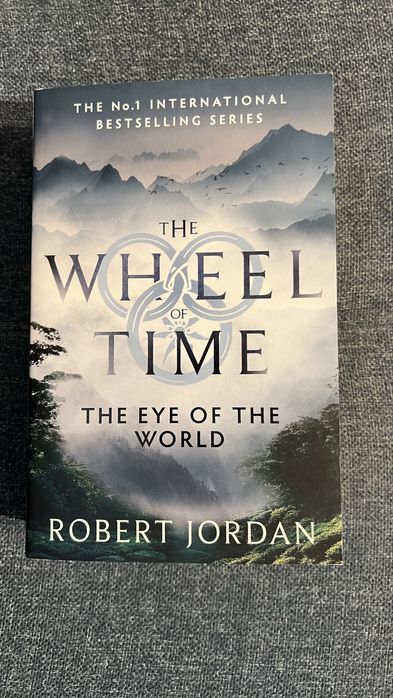 Vand cartea “The eye of the world”, autor Robert Jordan