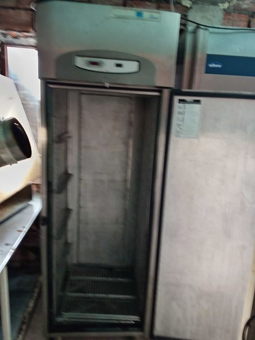 Продава кухненско оборудване на изгодни цени .