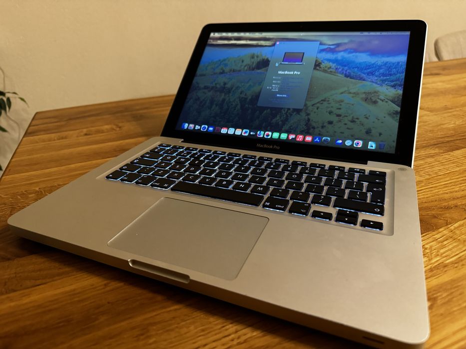 Laptop MacBook Pro 13-inch, OS Sonoma, procesor i5, SSD 256GB, 8GB RAM