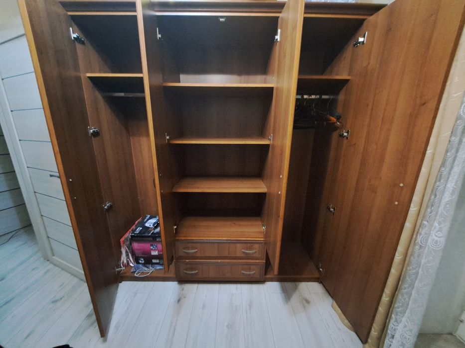 Шкаф 4-дверный б/у