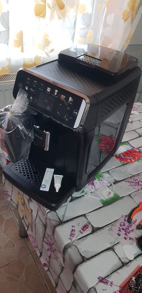 Espressor automat Philips LatteGo Seria 5400 EP5447/60