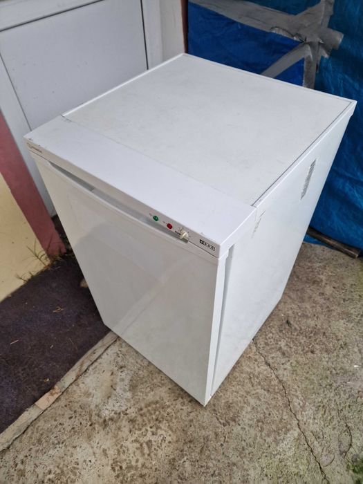 Lada frigorifică cu rafturi