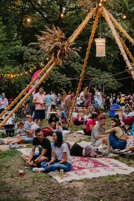 Ghirlande luminoase și decorațiuni tematice pentru evenimente