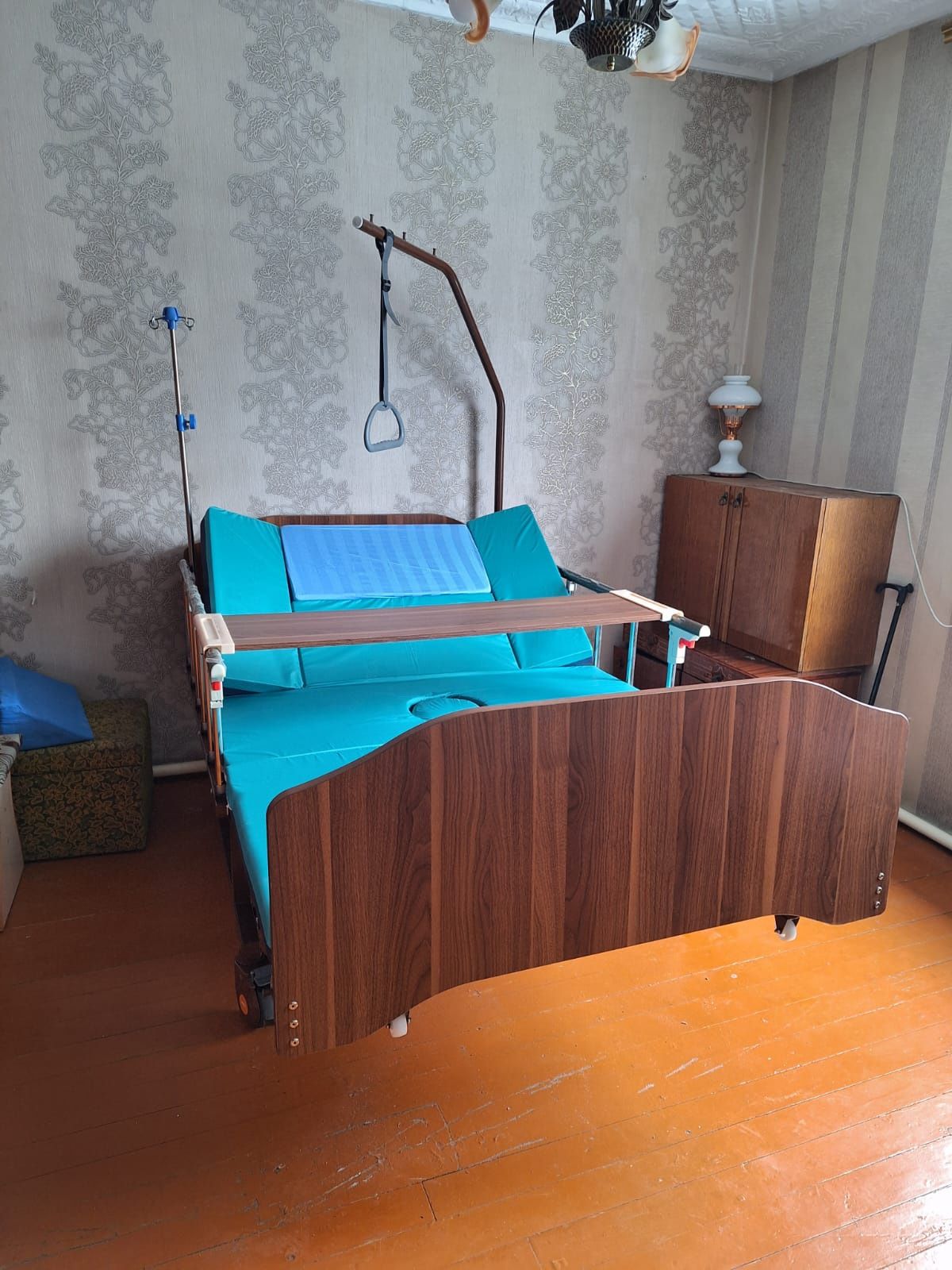 Механическая медицинская кровать для ухода за лежачими больными .