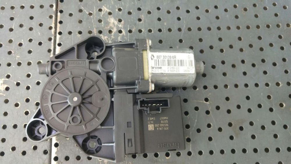 Motoras macara dreapta fata renault megane 3 807301396r 0130822478