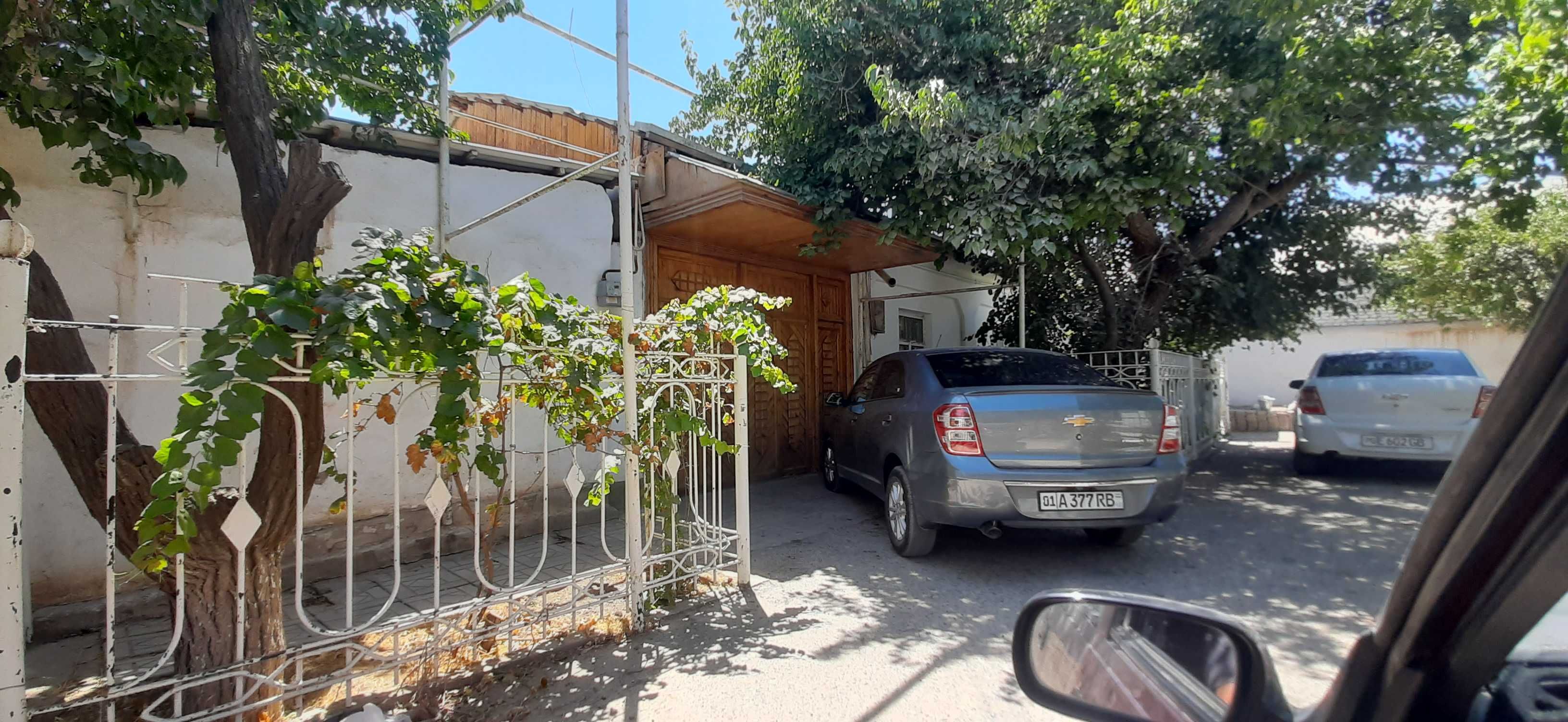 Qarshi markazidan 7 sotiqli hamma sharoitli hovli sotiladi