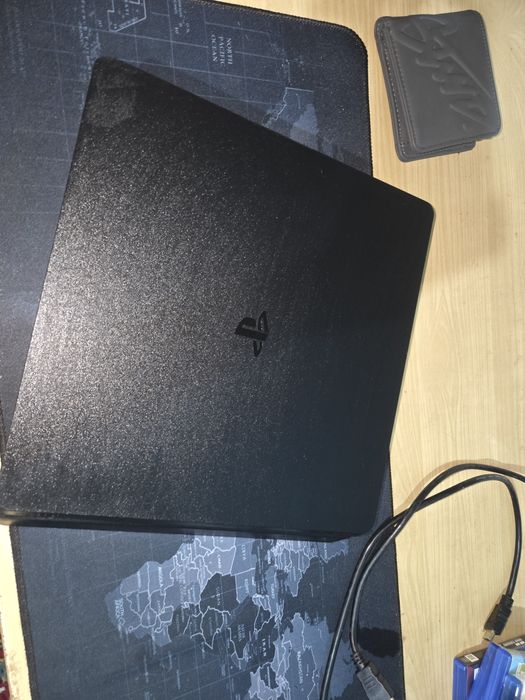 Vând ps 4 slim in stare foarte bună