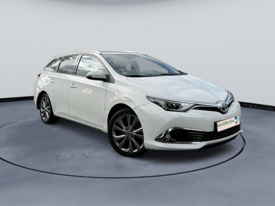 Vand Toyota Auris 1.8 Hybrid usor avariata
