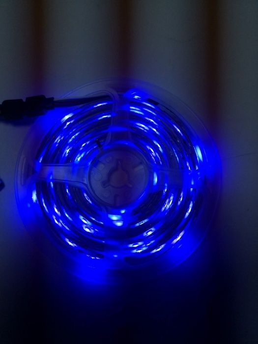 Rola leduri rgb multicolor 3 m sau 5 m cu alimentare si telecomanda