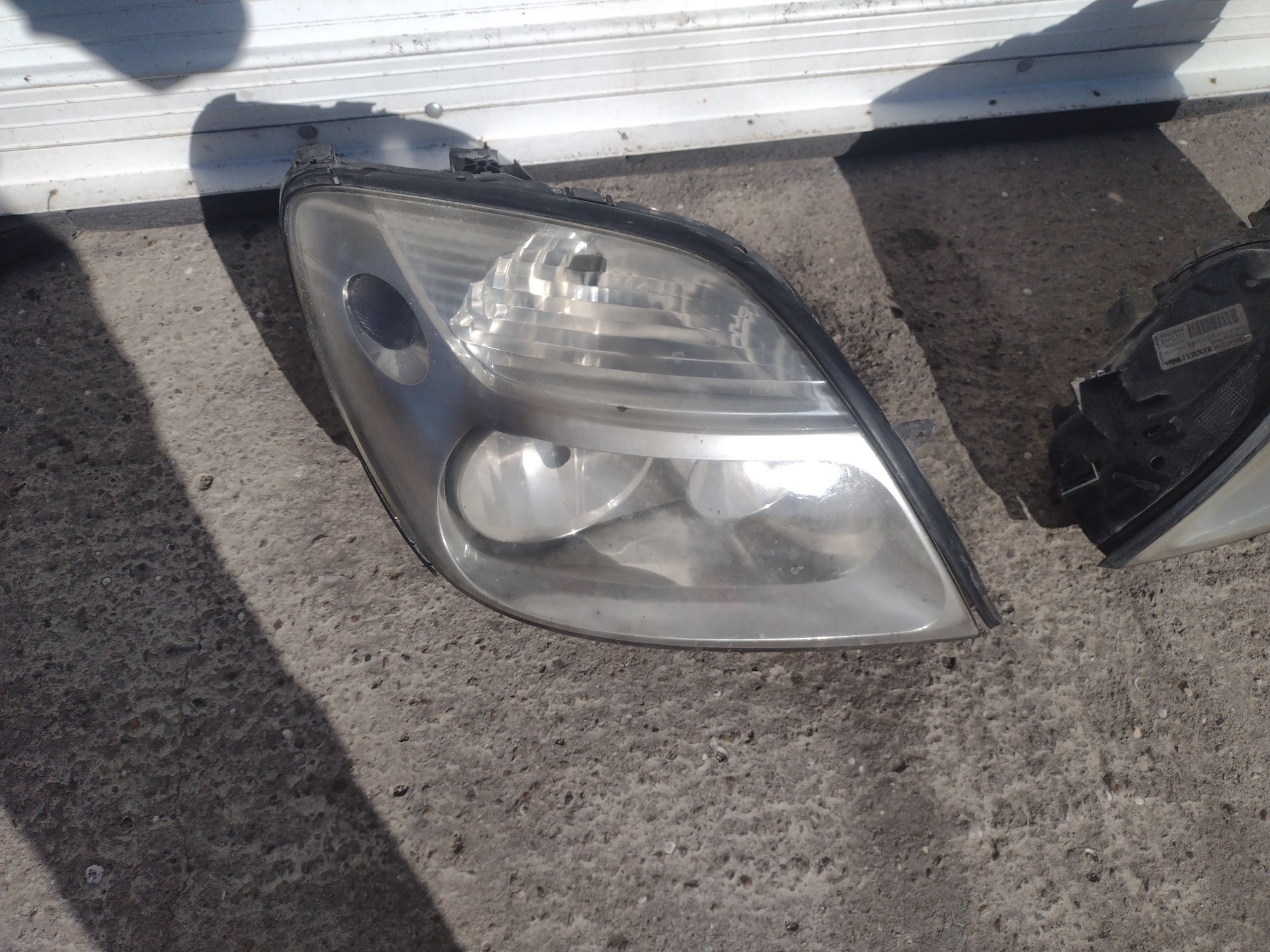 Продавам фарове за renault megane scenic