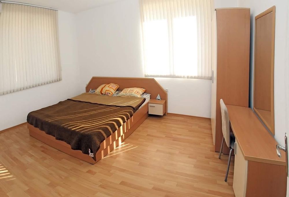 Дава се под наем Двустаен апартамент в Бургас, Център - 55 кв.м за 255 € - Снимка #2