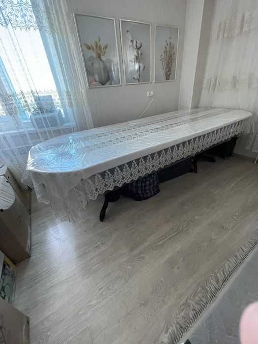 Большой стол для гостей