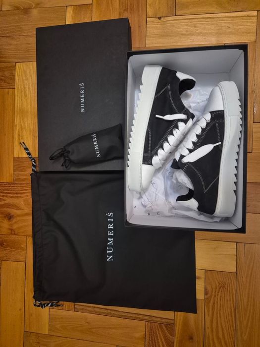 Numeriś atelier acrylic black