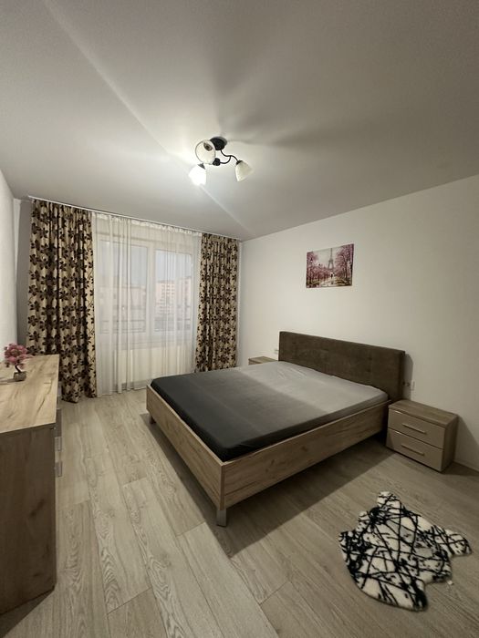Închiriez apartament tip studio Coresi cu vedere la pietonala