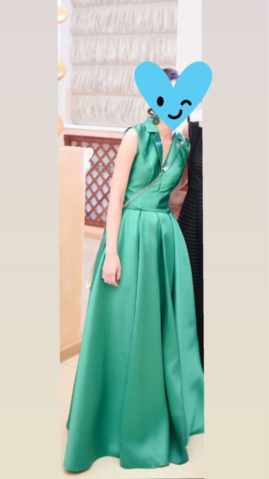 Платье изумрудного цвета, состояние хорошее