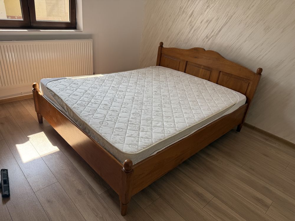 Vând pat din lemn de stejar masiv, dimensiuni 160x200