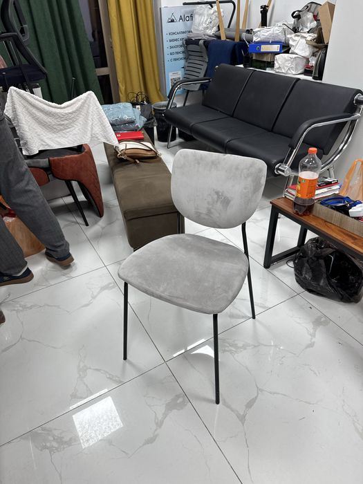 Серый бархатные стулья ножки металические