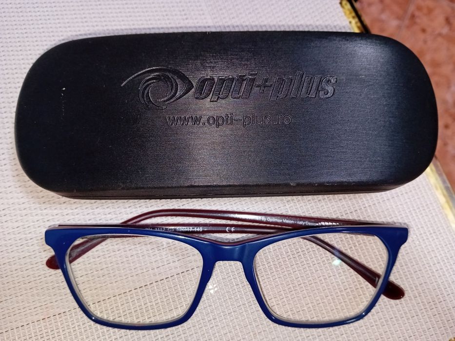 Vând ochelari de corectare